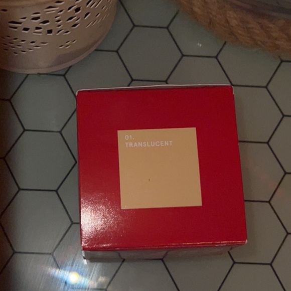 One Size Translucent Setting Powder - Picture 3 of 3